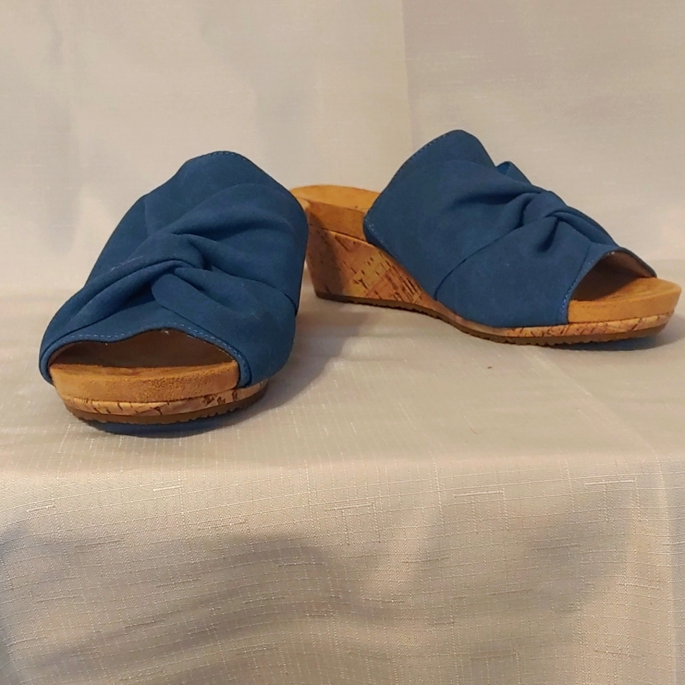 Life Stride sandals in blue suedelike material, cork soles Size 8 W